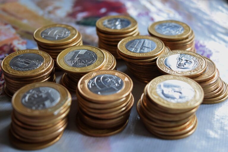 Junge Anleger informieren sich über sichere Anlagen bei Inflation und Geldentwertung