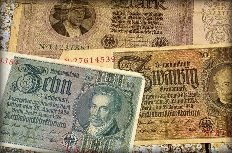 Wie Sie mit sicherer Arbeit langfristig Ihr Geld schützen und vermehren Mann arbeitet konzentriert am Laptop zur sicheren Geldanlage und Vermögenssicherung