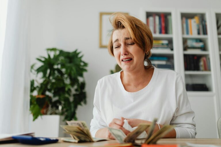 Person plant flexibel ihr Budget zur Anpassung an steigende Inflation und Ausgaben