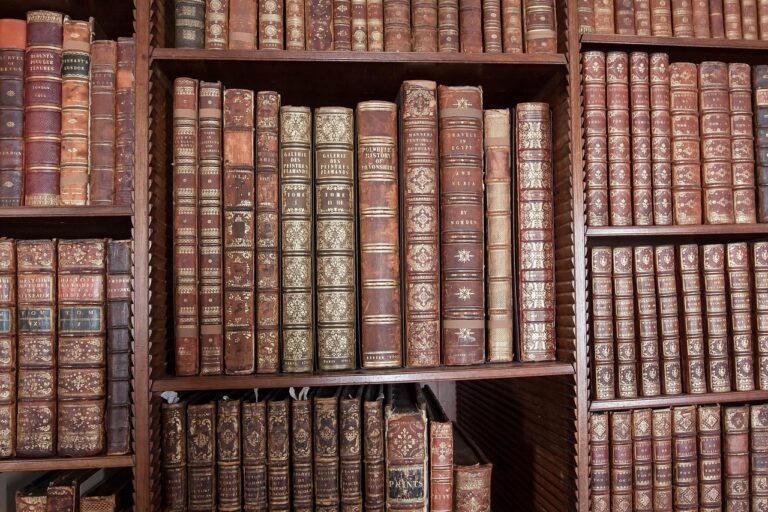 Wie Bücher Anleger dabei unterstützen klug und gelassen in klassische Anlagen zu investieren Lesender Anleger vertieft sich in Buch über klassische Investments und Strategien