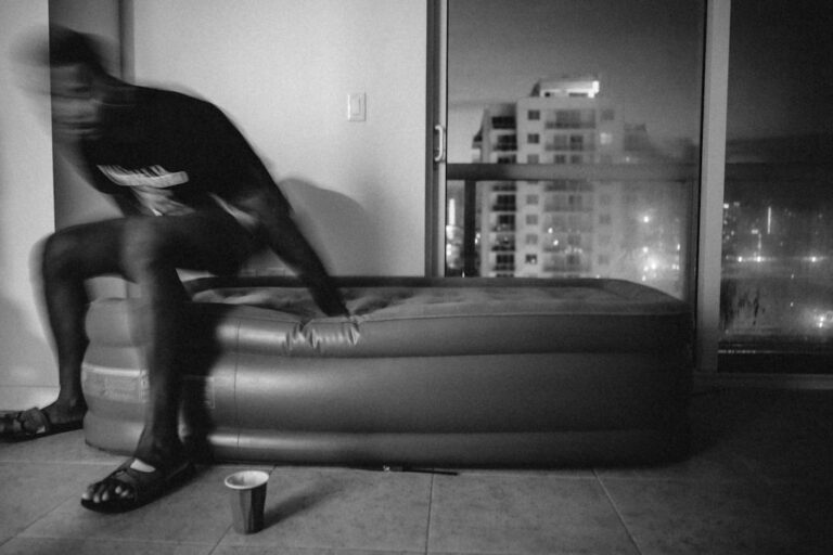 EZB-Gebäude mit Euro-Münzen symbolisiert Einfluss auf Inflation und Verbraucherpreise