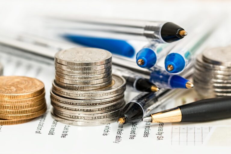 Familie spart im Alltag durch nachhaltige Tipps bei Energie, Lebensmitteln und Ausgaben
