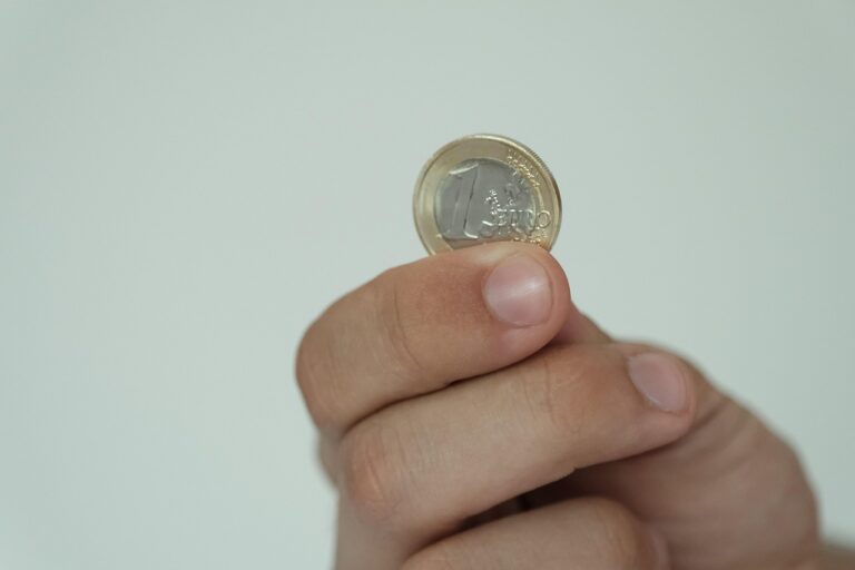 Inflation und Geld Wertverlust am Sparbuch veranschaulicht mit Münzen und Diagramm