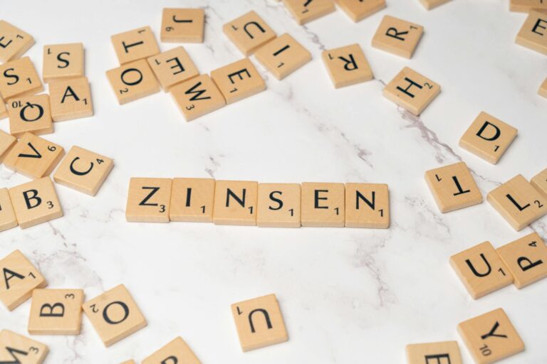 Geringe Zinsen nutzen und das Vermögen vor Inflation schützen Mann analysiert Finanzdiagramme zur Absicherung des Vermögens vor Inflation bei geringen Zinsen