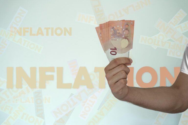 Inflation und Zinsen symbolisiert durch steigende Preise und Zinsgrafiken