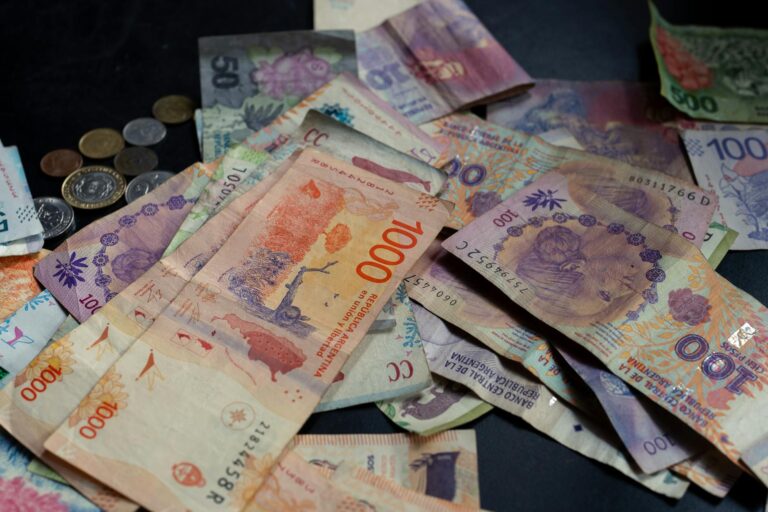 Wie sich die Inflation 2025 entwickelt und was Verbraucher erwartet Grafik mit steigenden Preisen und Einkaufswagen zur Inflation 2025 in Deutschland