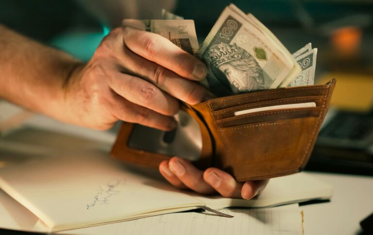 So schützen Sie Ihr Budget effektiv mit Alltagstipps zur Inflation Familie nutzt Alltagstipps gegen Inflation zur Sicherung ihres Budgets beim Einkaufen