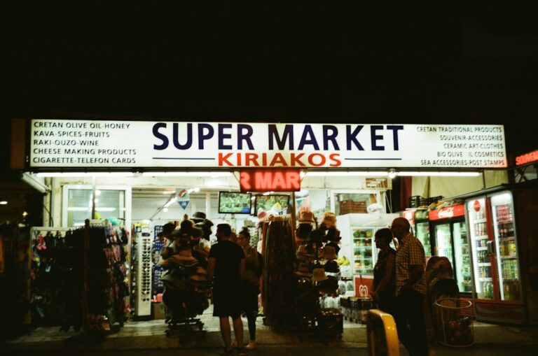 Inflation richtig begegnen mit cleveren Spartipps für den Supermarkt Einkaufskorb mit frischen Lebensmitteln im Supermarkt bei steigenden Preisen