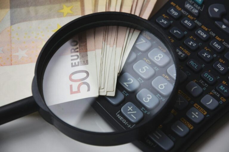 Grafik erklärt verständlich die Hauptursachen der Inflation im Alltag und Wirtschaftspanorama
