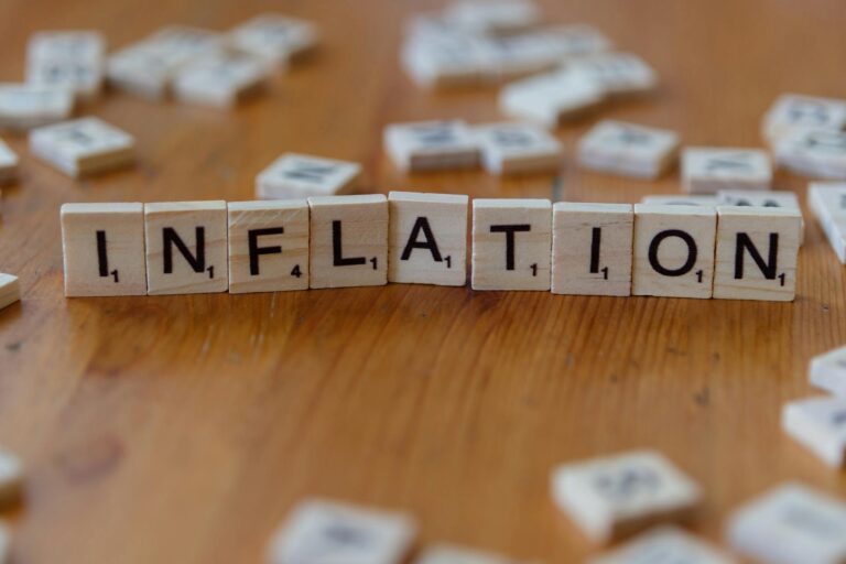 Inflation und Deflation im Vergleich mit Auswirkungen auf Verbraucher und Investoren