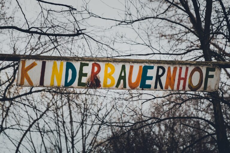 Paar plant verantwortungsvoll Haushalt und Budget mit Kinderwunsch im Alltag