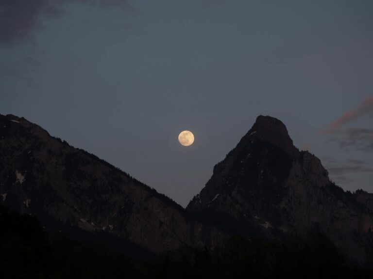 Mythen Inflationsschutz entlarvt – was schützt wirklich vor Geldwertverlust Grafik mit Symbolen für Geldwertverlust und gängige Inflationsschutz-Mythen