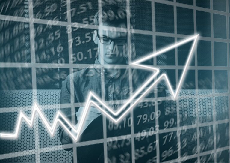 Wie Sie bei Niedrigzins clever investieren und Vermögen sichern Frau analysiert Finanzdiagramme zur sicheren Geldanlage bei Niedrigzinsphase