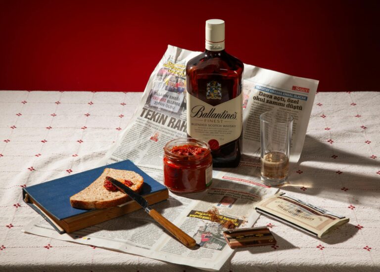 Wie Rohstoffe den Inflationsschutz stärken und Portfoliochancen eröffnen Rohstoffmarkt mit Goldbarren und Öl für Inflationsschutz und Portfoliochancen