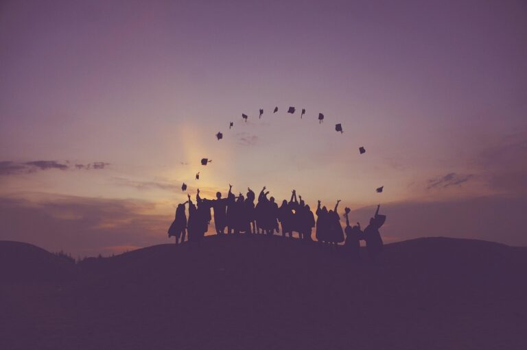Wie Studenten die Inflation meistern und finanziell überleben Studentin kalkuliert Haushaltsbudget angesichts steigender Lebenshaltungskosten durch Inflation