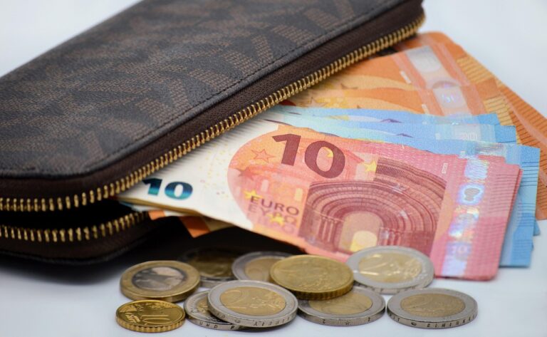 Geschäftsmann analysiert Finanzdaten zur Kontrolle steigender Kosten bei Inflation