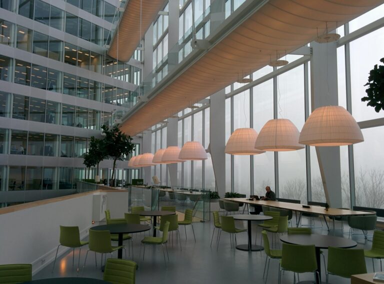 Mieter prüfen Stromkosten in der Miete und mögliche Einsparungen bei Nebenkosten