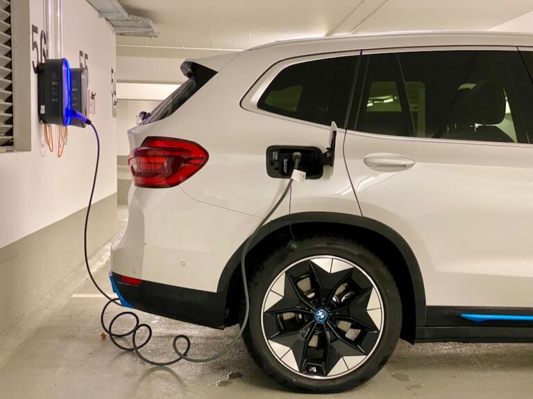 Elektroauto wird an Wallbox zuhause geladen mit steigenden Stromkosten